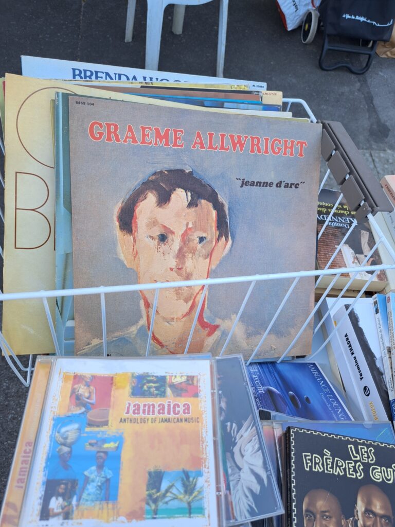 Disques à vendre sur la braderie sainte Thérèse au profit de l'association Brin de soleil