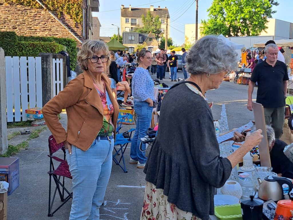 Bénévoles sur le stand de l'association Brin de soleil à Rennes
